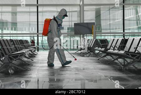 Wuhan, Chine. 03ème avril 2020. Un pompier effectue une désinfection à l'aéroport international de Wuhan Tianhe à Wuhan, dans la province de Hubei en Chine centrale, le 3 avril 2020. Wuhan, la ville chinoise la plus durement touchée par la nouvelle épidémie de coronavirus, a procédé à la désinfection vendredi à l'aéroport local car les opérations reprendront bientôt le 8 avril lorsque la ville lève ses restrictions de voyage. Crédit: Xinhua/Alay Live News