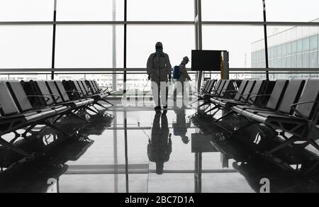 Wuhan, Chine. 03ème avril 2020. Les pompiers effectuent une désinfection à l'aéroport international de Wuhan Tianhe à Wuhan, dans la province de Hubei en Chine centrale, le 3 avril 2020. Wuhan, la ville chinoise la plus durement touchée par la nouvelle épidémie de coronavirus, a procédé à la désinfection vendredi à l'aéroport local car les opérations reprendront bientôt le 8 avril lorsque la ville lève ses restrictions de voyage. Crédit: Xinhua/Alay Live News