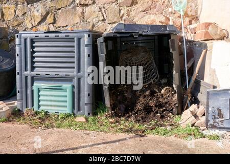 frais, bio, déchets de cuisine, ferraille de ménage dans la poubelle à compost. Banque D'Images