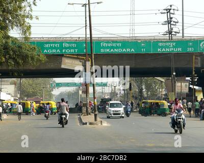 Agra, Uttar Pradesh, Inde - Mars 2018: Panneaux de direction sur la route avec des flèches vers différentes destinations, et le trafic de lumière sur la route à Agra. Banque D'Images