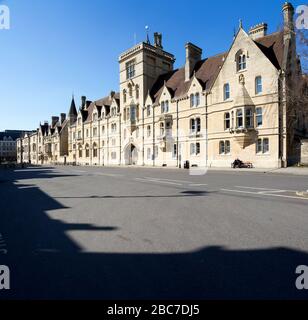 Oxford Broad Street et Balliol College ont déserté tous les touristes et les acheteurs sans trafic pendant le verrouillage du virus de la couronne Banque D'Images