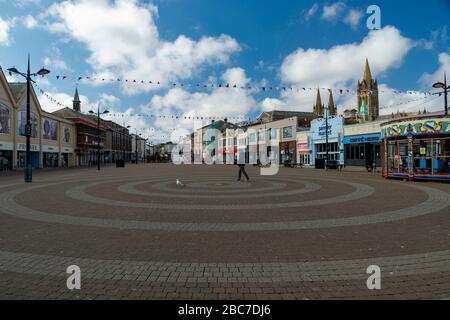 Truro, Cornwall, Royaume-Uni, 02/04/2020. Cornwalls la plus grande ville commerçante, Truro, a déserté pendant la haute saison à cause du virus Corona. Banque D'Images