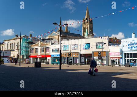 Truro, Cornwall, Royaume-Uni, 02/04/2020. Cornwalls la plus grande ville commerçante, Truro, a déserté pendant la haute saison à cause du virus Corona. Banque D'Images