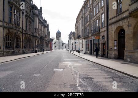 Oxford St Ebbes Street et Tom Tower de Christchurch College ont déserté tous les touristes et les acheteurs sans trafic pendant le verrouillage du virus de la couronne Banque D'Images