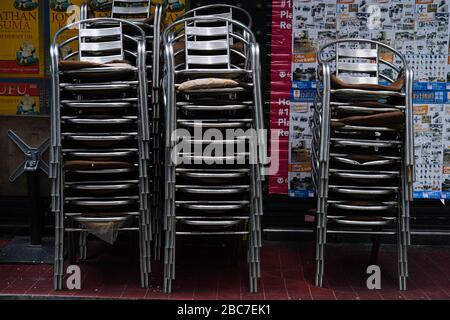 3 avril 2020, Hong Kong, Chine: Des chaises empilées sont vues à l'extérieur d'un bar dans LAN Kai Fong, Central, Hong Kong. Le gouvernement de Hong Kong a ordonné un arrêt de deux semaines des pubs et des bars pour resserrer les règles de distanciation sociale. (Image de crédit : © Keith Tsuji/ZUMA Wire) Banque D'Images