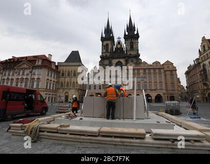 Prague, République tchèque. 03ème avril 2020. La construction d'une réplique de la colonne baroque de la Vierge Marie du XVIIe siècle s'est poursuivie sur la place de la Vieille Ville dans le centre de Prague le 3 avril 2020. Crédit: Michal Krumphanzl/CTK photo/Alay Live News Banque D'Images