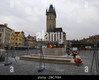 Prague, République tchèque. 03ème avril 2020. La construction d'une réplique de la colonne baroque de la Vierge Marie du XVIIe siècle s'est poursuivie sur la place de la Vieille Ville dans le centre de Prague le 3 avril 2020. Crédit: Michal Krumphanzl/CTK photo/Alay Live News Banque D'Images