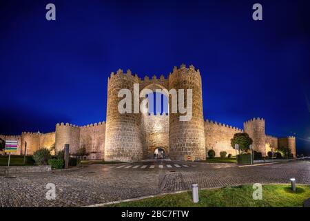 Avila, Espagne. Vue sur la porte historique de la ville Puerta de San Vicente au crépuscule Banque D'Images