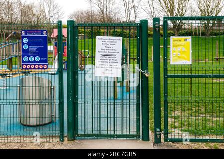 Aire de jeux pour enfants fermée jusqu'à nouvel ordre pour empêcher la propagation du coronavirus. Civid-19 Pandémique, Maynooth, Co. Kildare, Irlande Banque D'Images