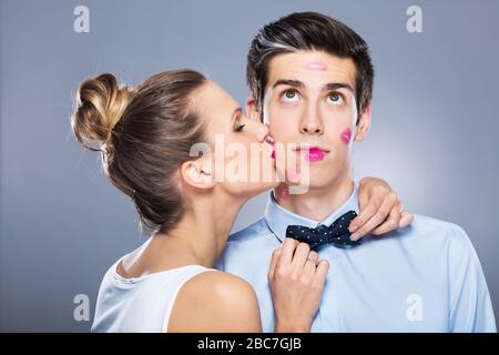 Young woman kissing man Banque D'Images