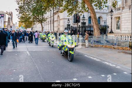 Motocyclistes de police sur le 10 Downing Street. L'unité fournit des escortes de moto pour arrêter et détourner le trafic d'un demi-Saint de protestation venant en face Banque D'Images