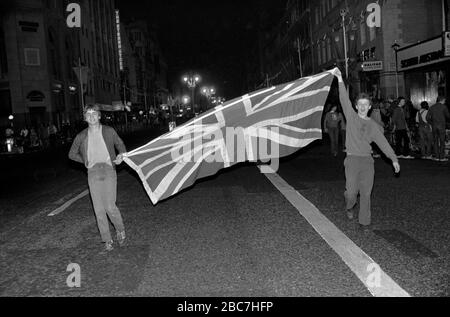 Mariage royal Prince Charles et Lady Diana Spencer mercredi 29 juillet 1981 Londres. Les jeunes qui volent le drapeau de l'Union Jack dans le Strand la nuit avant le mariage. 1980 ROYAUME-UNI HOMER SYKES Banque D'Images