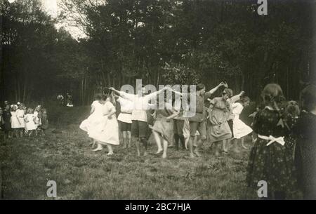 Des jeunes parturant à la fête du milieu de l'été dans la forêt, Suède 1927 Banque D'Images