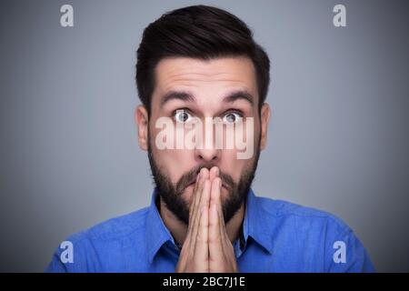 Jeune homme choqué Banque D'Images