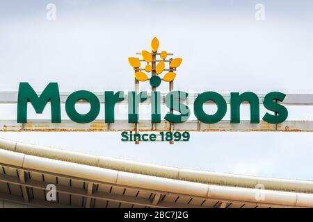 Logo Morrisons Supermarket au-dessus d'un magasin, Troon, Royaume-Uni Banque D'Images