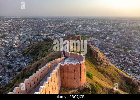 Murs fortifiés du fort de Nahargarh avec Jaipur en arrière-plan, Inde Banque D'Images