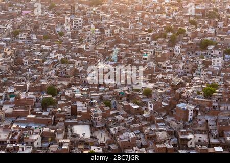 Jaipur paysage urbain vu des murs fortifiés du fort Nahargarh, Inde Banque D'Images