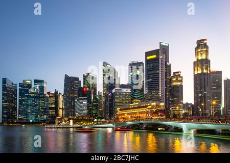 Quartier central des affaires (CBD) au crépuscule à travers Marina Bay, Downtown Core, Central Area, Singapour Banque D'Images