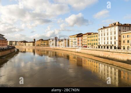 Sites touristiques de la rivière Arno depuis le pont Ponte di Mezzo à Pise, région Toscane, Italie. Banque D'Images