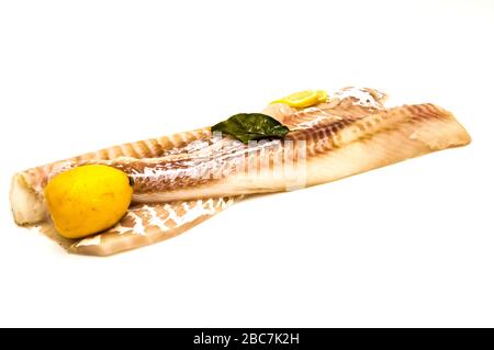 Deux filets de morue avec un citron sur fond blanc Banque D'Images