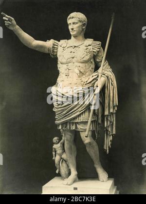 Augustus de Prima Porta, statue de portrait pleine longueur d'Auguste César, musées du Vatican, Rome, Italie des années 1920 Banque D'Images