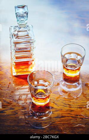 Carafe carrée à motif whisky avec deux verres sur une vue sur le dessus de la table vernie Banque D'Images