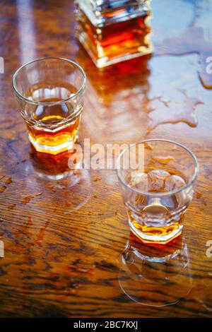 Carafe carrée à motif whisky avec deux verres sur une vue sur le dessus de la table vernie Banque D'Images