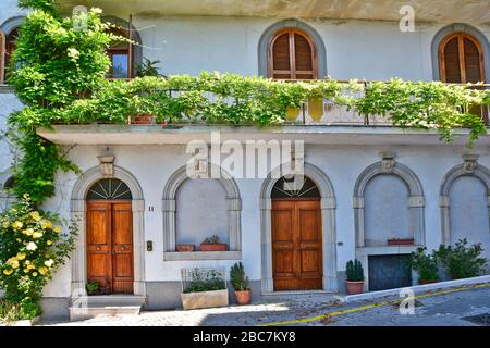 Porte d'entrée dans une ancienne maison de Castel San Vincenzo, un village de la région de Molise en Italie Banque D'Images