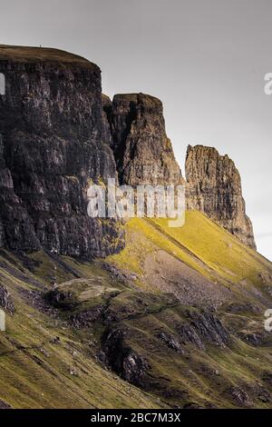 Portrait de la face de la montagne Quiraing par temps sombre avec lumière du soleil Banque D'Images