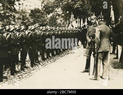 Wilhelm le prince héritier allemand et son frère le prince Eiftel Friedrich se rencontrent à Postdam, Allemagne, juillet 1925 Banque D'Images