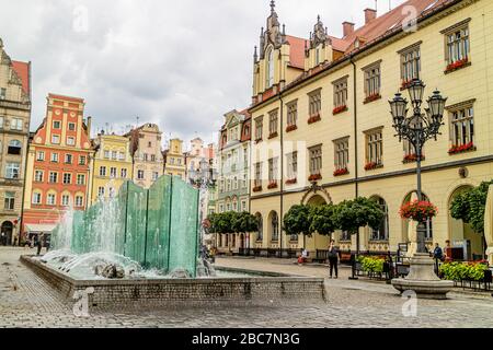 L'hôtel de ville et la fontaine Zdrój sur la place principale, ou rynek, dans la ville de Wrocław, Pologne, Europe. Juillet 2017. Banque D'Images