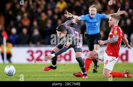 Adam Clayton de Middlesbrough et Pablo Hernandez de Leeds United in action - Middlesbrough / Leeds United, Sky Bet Championship, Riverside Stadium, Middlesbrough, Royaume-Uni - 26 février 2020 usage éditorial seulement - les restrictions de DataCo s'appliquent Banque D'Images