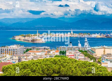 Beau panorama du port de Messina avec des montagnes bleues en arrière-plan Banque D'Images