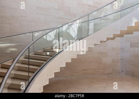 Escalier incurvé moderne en marbre, acier et verre Banque D'Images