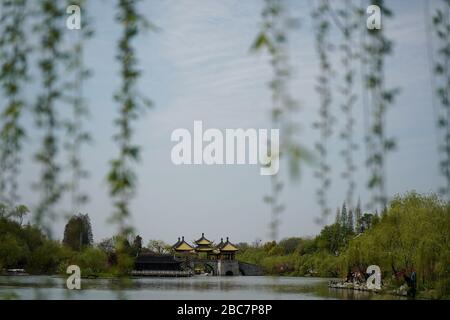 Yangzhou. 2 avril 2020. La photo prise le 2 avril 2020 montre le paysage printanier du lac Sender West à Yangzhou, dans la province de Jiansu en Chine orientale. Crédit: Ji Chunpeng/Xinhua/Alay Live News Banque D'Images