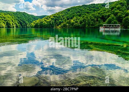 Un voyage en bateau sur un lac calme et clair au parc national des lacs de Plitvice, Croatie, Europe. Mai 2017. Banque D'Images