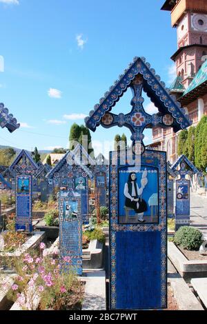 Cimetière Merry dans le village de Sapata, région de Maramures dans le nord de la Roumanie Banque D'Images