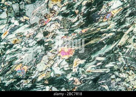 Roche de feldspath sous le microscope 100 fois Banque D'Images