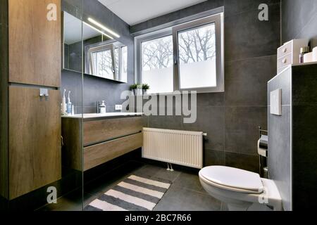 Salle de bains moderne de couleur gris foncé avec fenêtre Banque D'Images