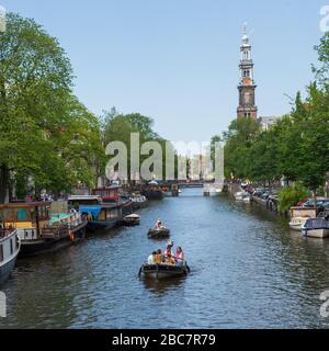 Amsterdam, Pays-Bas -- 29 juillet 2019. Photo des gens qui s'amusent pendant qu'ils naviguent le long des beaux canaux d'Amsterdam. Banque D'Images