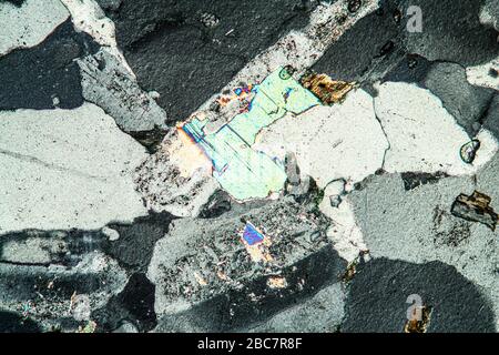 Roche de granit sous le microscope 100 fois Banque D'Images