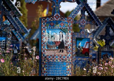 Cimetière Merry dans le village de Sapata, région de Maramures dans le nord de la Roumanie Banque D'Images