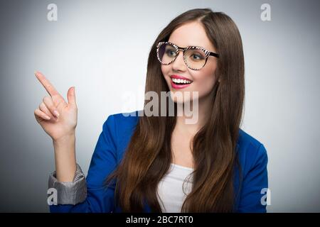 Belle femme portant des lunettes Banque D'Images