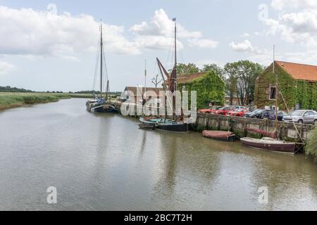 Des bateaux amarrés sur la rivière ADLE à Snape Maltings, Suffolk, Royaume-Uni Banque D'Images