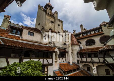 Son / Roumanie - 10 mai 2019: Château médiéval de earl Vlad Dracula à Bran. Château de Dracula, Brasov, Transylvanie. Point de repère de voyage le plus visité. Banque D'Images