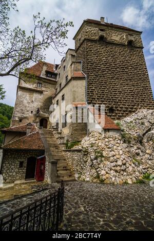 Son / Roumanie - 10 mai 2019: Château médiéval de earl Vlad Dracula à Bran. Château de Dracula, Brasov, Transylvanie. Point de repère de voyage le plus visité. Banque D'Images