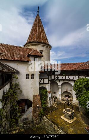 Son / Roumanie - 10 mai 2019: Château médiéval de earl Vlad Dracula à Bran. Château de Dracula, Brasov, Transylvanie. Point de repère de voyage le plus visité. Banque D'Images