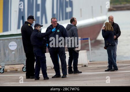 (200403) -- LE PIRÉE, 3 avril 2020 (Xinhua) -- les membres de la protection civile grecque et de la Garde côtière sont vus par le ferry "Eleftherios Venizelos", au Pirée, Grèce, 3 avril 2020. La Grèce a signalé jeudi trois décès supplémentaires liés au nouveau coronavirus au cours des dernières 24 heures, portant le nombre total de morts à 53 depuis l'annonce du premier cas confirmé dans le pays le 26 février. (Xinhua/Marios Lolos) Banque D'Images