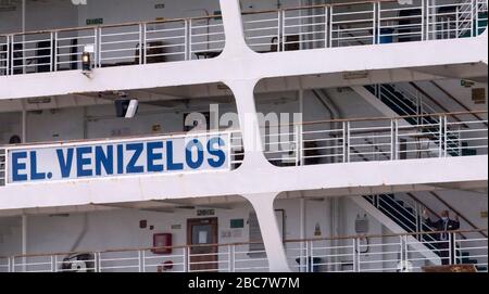 (200403) -- PIRÉE, 3 avril 2020 (Xinhua) -- le ferry "Eleftherios Venizelos" est vu ancré au port du Pirée, Grèce, 3 avril 2020. La Grèce a signalé jeudi trois décès supplémentaires liés au nouveau coronavirus au cours des dernières 24 heures, portant le nombre total de morts à 53 depuis l'annonce du premier cas confirmé dans le pays le 26 février. (Xinhua/Marios Lolos) Banque D'Images