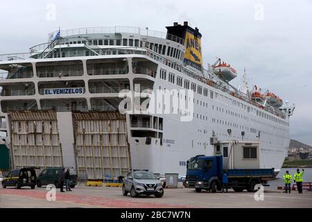 (200403) -- PIRÉE, 3 avril 2020 (Xinhua) -- le ferry "Eleftherios Venizelos" est vu ancré au port du Pirée, Grèce, 3 avril 2020. La Grèce a signalé jeudi trois décès supplémentaires liés au nouveau coronavirus au cours des dernières 24 heures, portant le nombre total de morts à 53 depuis l'annonce du premier cas confirmé dans le pays le 26 février. (Xinhua/Marios Lolos) Banque D'Images